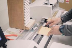 製本加工の一コマ。