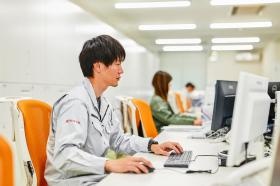 事務仕事では、２台のディスプレイを使い生産性向上！