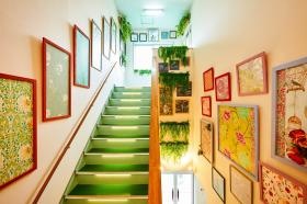 まるで美術館！？入口は「設備会社っぽくない」がコンセプト