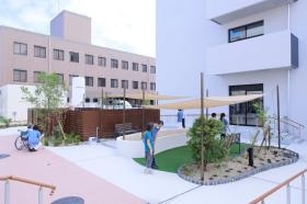 リハビリ庭園（四季折々の花と共に身体機能回復を）