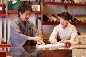 先輩社員と２人で接客するのでわからない事があっても安心です。