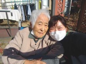 利用者さんと日向ぼっこ