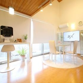 明るく開放感のある店内です