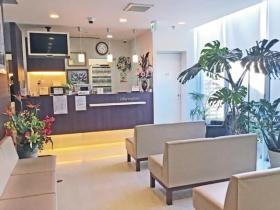 クリニックの受付と待合いです。最大３０人程度収容可能です。