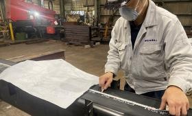 柱に取り付く部品の位置を正確に線を引いていきます。