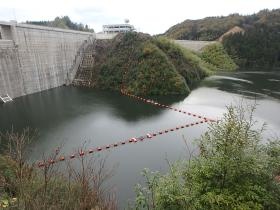 ダム水面設備例（島根県 第２浜田ダム）