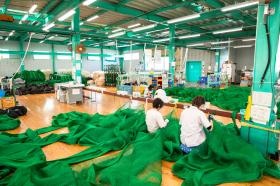 ネット仕立作業（志戸呂工場）