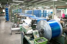 ネット編機の補助作業（編機への糸の供給）