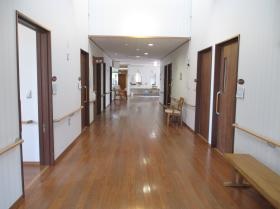 有料老人ホーム（広い廊下は、身体にやさしい板張りです。）