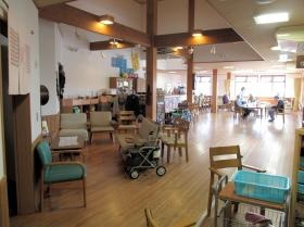 明るい広々とした、デイサービスのホールです。