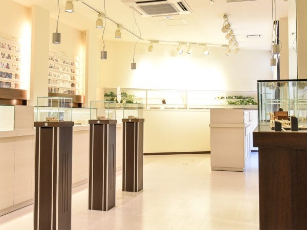 販売スタッフ・ブライダルジュエリーの店頭販売員（未経験歓迎）