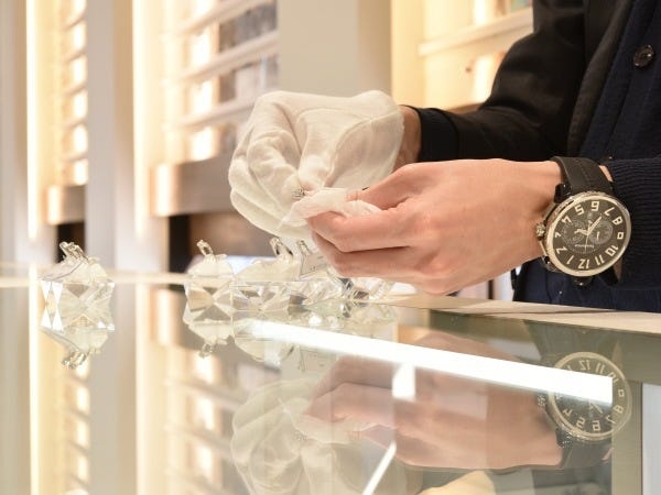 販売スタッフ・ブライダルジュエリーの店頭販売員（未経験歓迎）