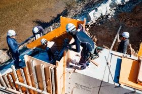 共に創る喜び：現場で輝く瞬間