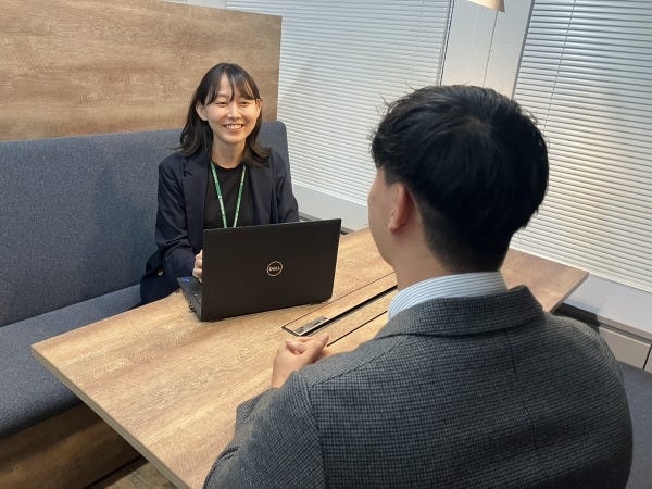 民間企業の就職が初めてでも安心♪基本的なビジネスマナーからしっかり研修でおさらいします。元教員の社員も多いです。