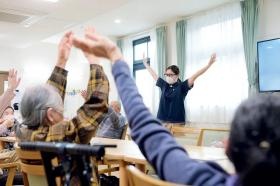 施設内では体操やレクリエーション活動を行っています。