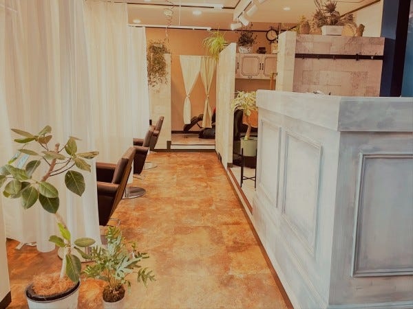 レイズの店内です。小さい店ですが、おしゃれにスッキリを心がけています。レースで仕切られた半個室でお客様もリラックスして頂いております。