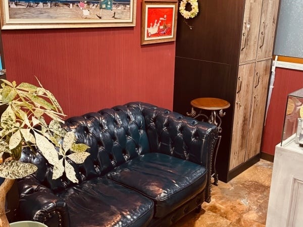 待合もお客様がくつろげるよう照明も暗めに、ソファーも座り心地の良いものを選んでいます