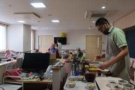 特養 ランチの準備