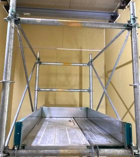 シャフト内に足場を組んでエレベーターを設置します。