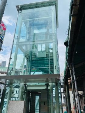 エレベーターの据え付けは本来目立ちませんが、稀に例外も。