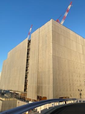 早朝の澄んだ空と足場で囲われたとある現場