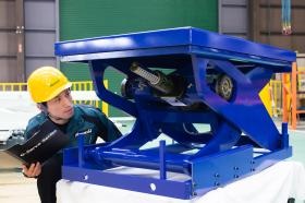 高さを調整する「シザーリフト」