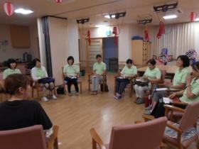 訪問介護スタッフのミーティング風景。お客様の状況報告をします