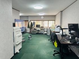 事務所内風景、ペーパレス化を推進