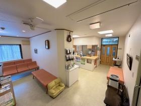 明るい待合室と受付