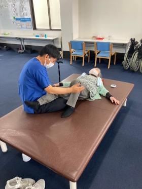 理学療法士の個別リハの様子です。