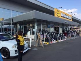 黄色い帽子の看板が目印です！