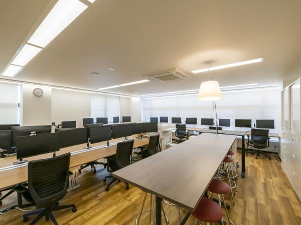 お客様の大切な個人情報を預かる場所のため常に整理整頓を心がけています。リラックスBGMが心地よく、フリーアドレスにも対応しています。