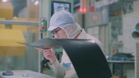 検査業務：シートの表面状態や厚み・幅などをチェックします