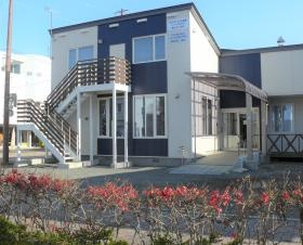 デイサービス米町（１階）、居宅介護支援事業（２階）