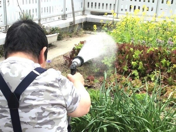 畑の活動の一コマ。野菜を丁寧に育てています。