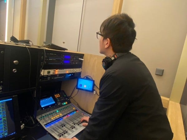 会場内ワゴン卓でのオペレート