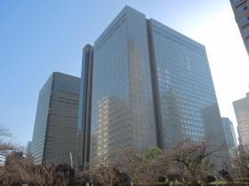 本社が入る新宿ＮＳビル。地下道直結でアクセス良好。