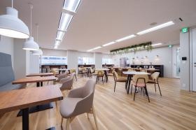 本社休憩スペース。お昼はココで。打ち合わせでも使えます。