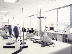 研究室です。こんなに広い場所を主に３名で利用しています。