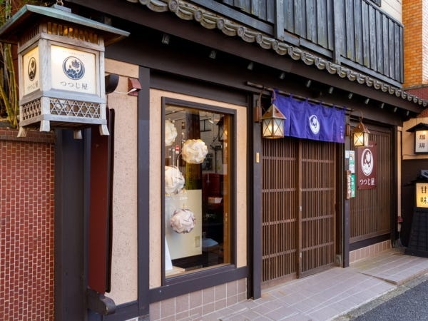 ホールスタッフ・根津神社近くの和風カフェで働くホールスタッフ