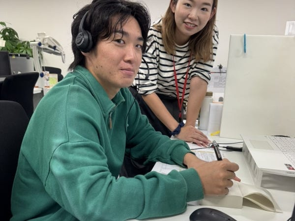 勤務いただくオフィスです。近くに先輩がいて、疑問があればすぐに質問できます。