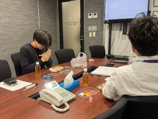 ランチを食べながらの会議。インターン生も会社の収支を見ながら経営に参画できます！