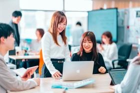 社内風景（一人ひとり裁量権をもって仕事に取り組んでいます）