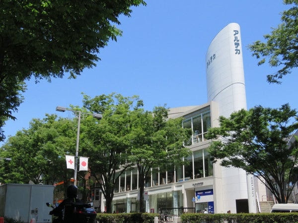 表参道に燦然と輝く「アルテカプラザ原宿」。常に時代をけん引し続ける企業です。