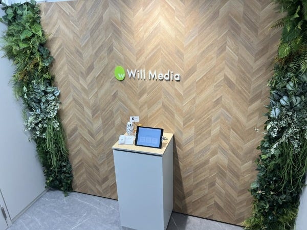 移転したばかりのキレイなオフィスです！受付はこんな感じです。