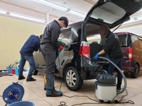 自動車清掃の作業の様子