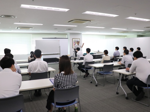 こちらは研修の様子です。全体研修やOJT研修等で、未経験の方でもしっかりとスキルを磨くことができます。