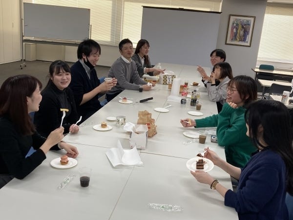 ランチ会、ディナー会、クリスマス会等所内で様々なイベントが行われます。様々な職員と親睦を深めることができます。