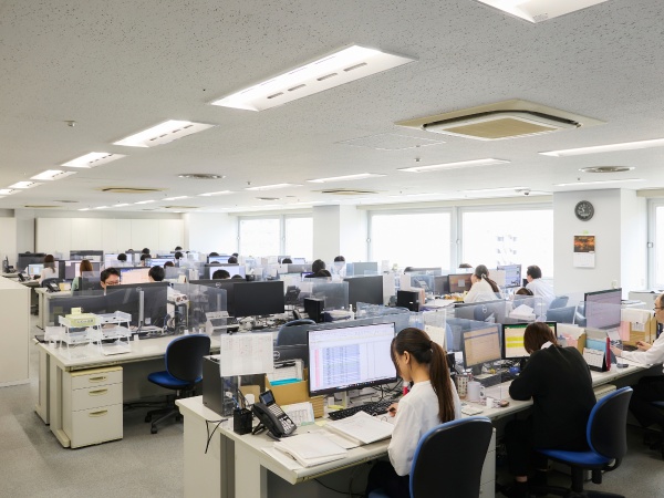 オフィス内の様子です。席の隣に先輩職員がいるため、分からないことや困ったことがあれば、気軽に聞くことができます。