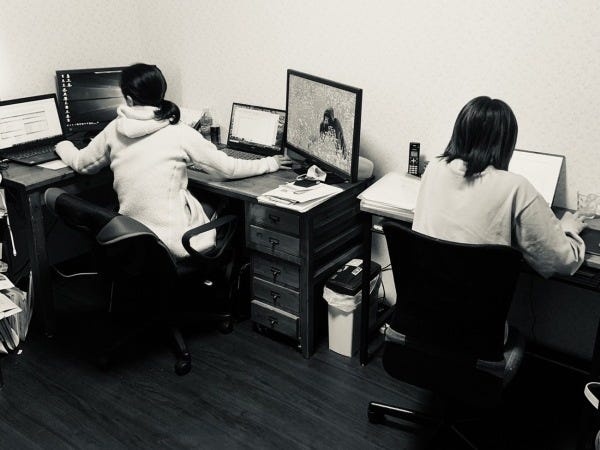 机は広く快適に仕事ができるように配慮しています。